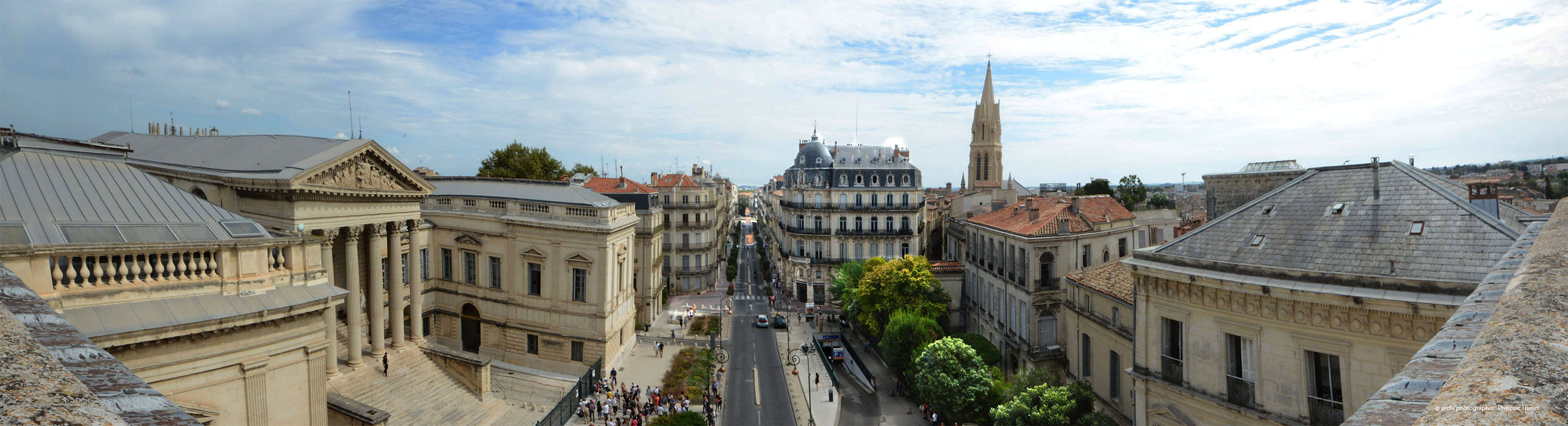 pano vue de montpellier de l'arc de triomphe côté palais justice